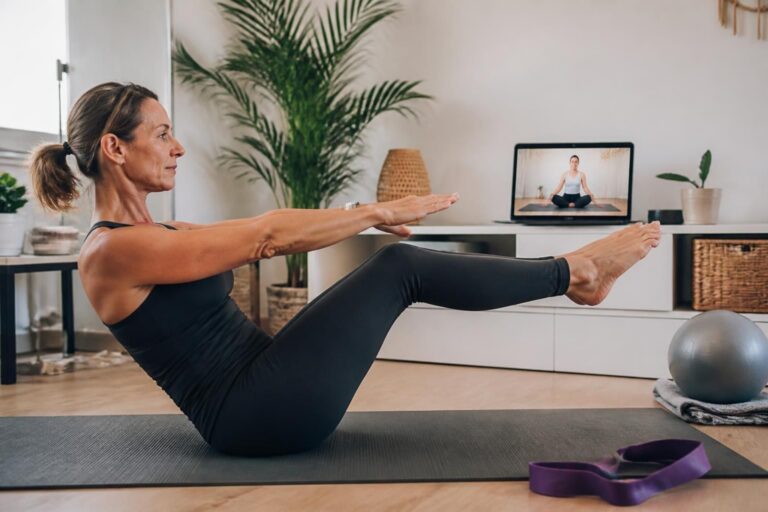 découvrez comment les cours de pilates en ligne peuvent améliorer votre bien-être, renforcer votre corps et assouplir vos muscles depuis chez vous.